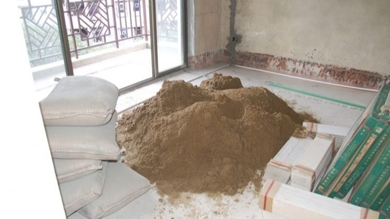在防水材料固化后，进行贴砖工作前，需要做好以下准备工作：